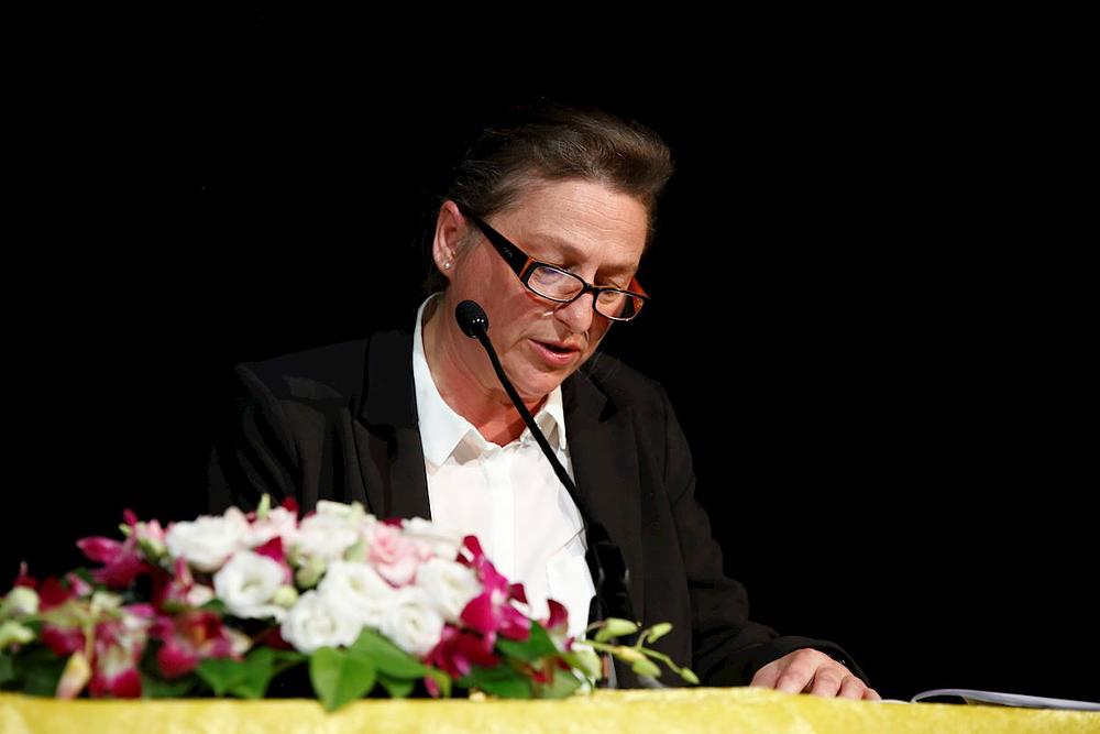 Laurence je, kao dijelom svog nastavnog programa, upoznala svoje mlade učenike s Falun Dafa principima.