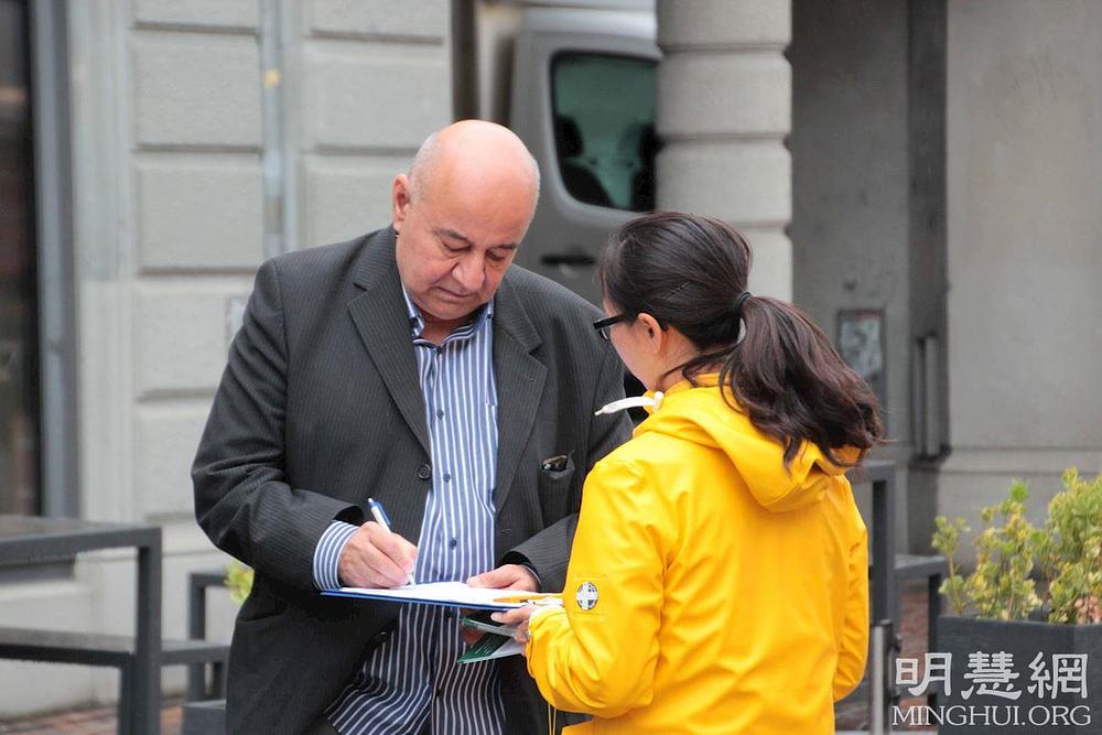 Potpisivanje peticije za okončanje progona Falun Gonga u Kini  