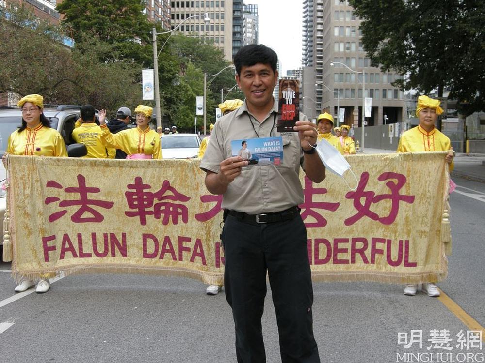 Randy Ribera pozira za fotografiju s dobošarskom grupom.