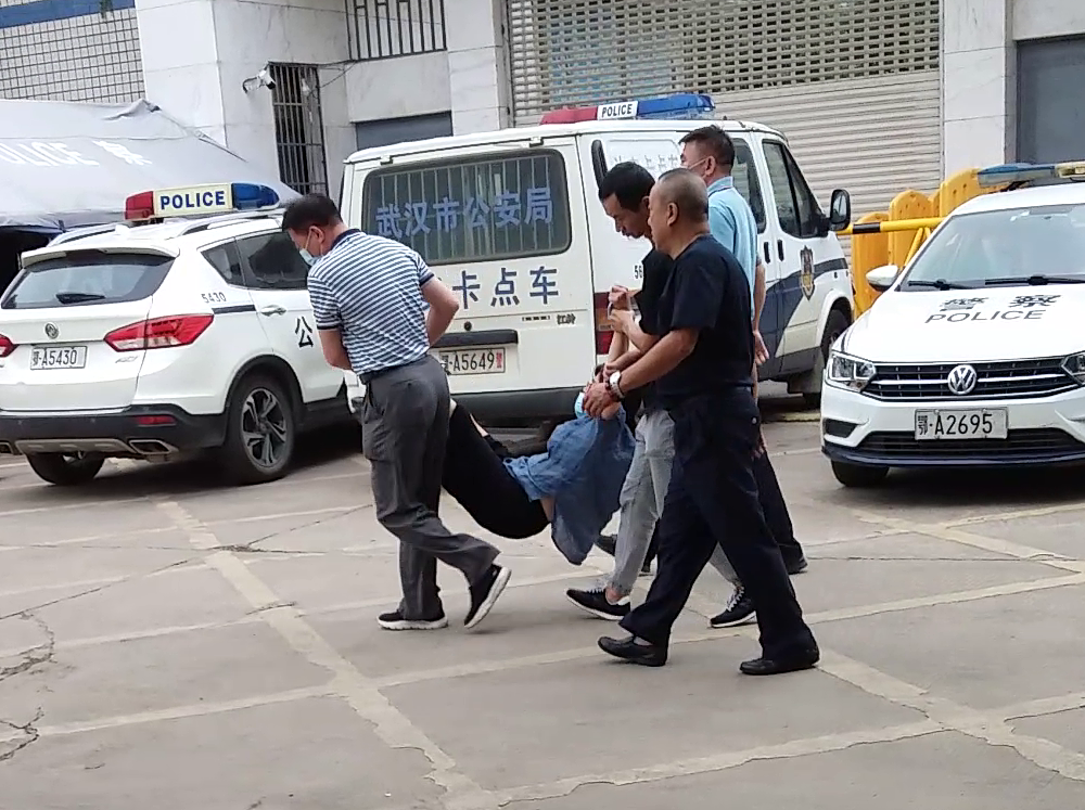 Gđu Zhou odnosi policija