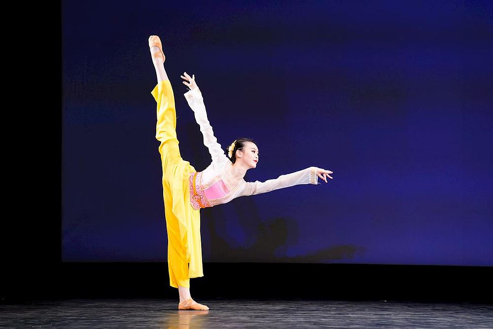 nastup Sunni Zhou, "April"