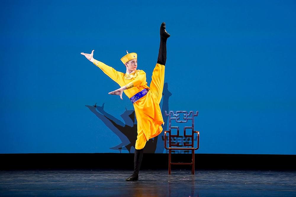 Adam Parker, dobitnik zlatne nagrade u kategoriji za mlađe muškarce, izvodeći "Put do prijestolja"