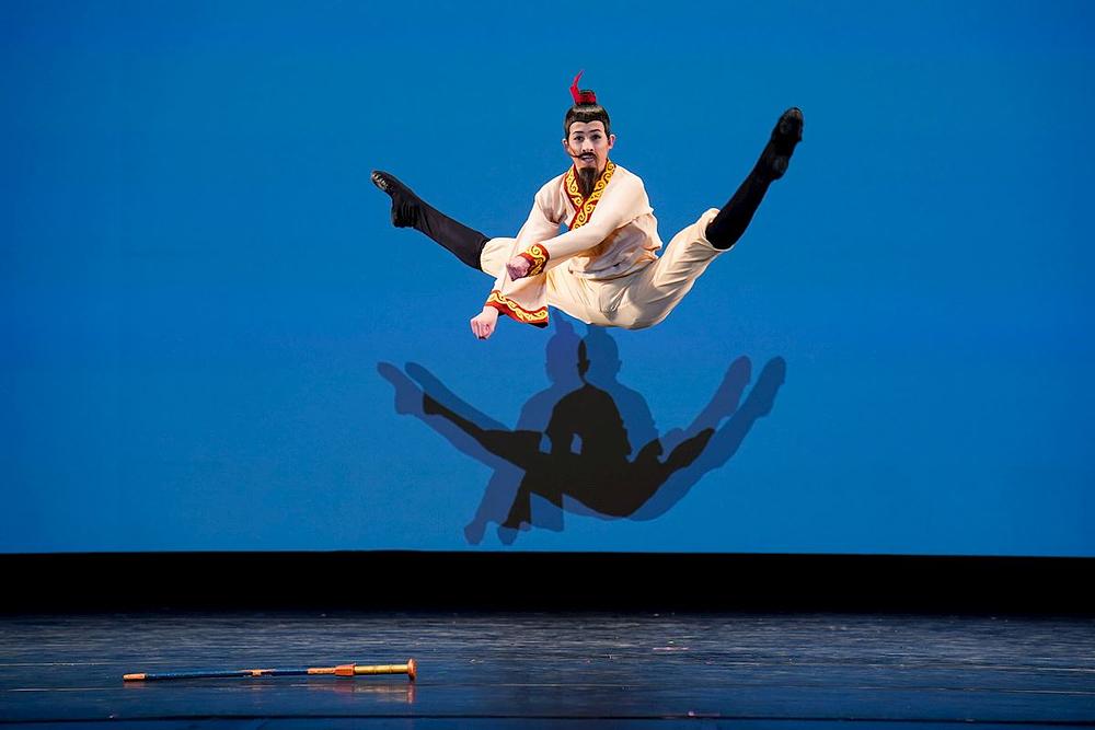 Lucas Browde, dobitnik zlatne nagrade u kategoriji za mlađe muškarce, izvodi "Povratak kralja Gou Jiana"