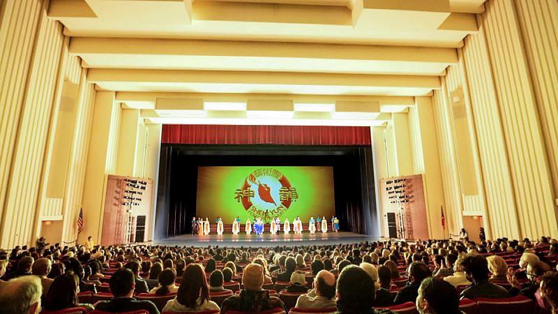  Shen Yun International Company u Woodruff Arts Center - Simphony Hall u Atlanti, Džordžija, uveče 8. januara. Trupa je održala tri nastupa u Atlanti 7. i 8. januara. (NTD Television)