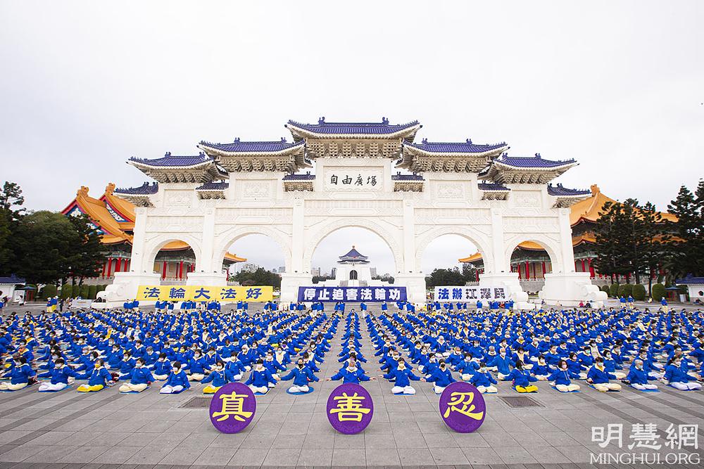 Praktikanti demonstriraju vježbe na Trgu slobode.