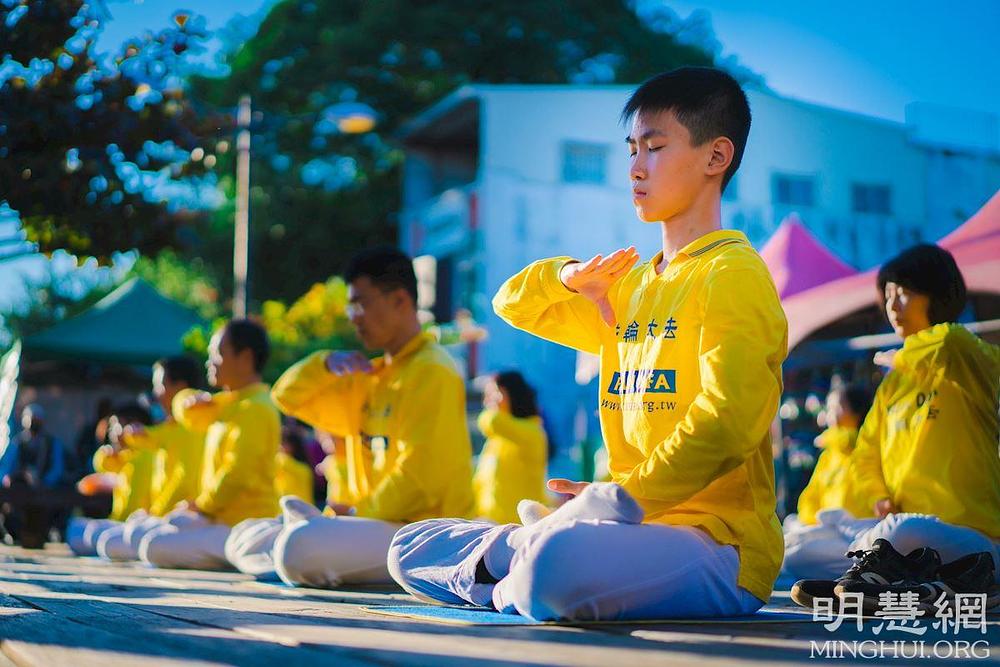 Praktikanti demonstriraju vježbe u lokalnom sveučilišnom kampusu, u blizini tvrđave Anping, 1. i 2. siječnja. Njihovi graciozni pokreti privukli su mnoge gledatelje. 