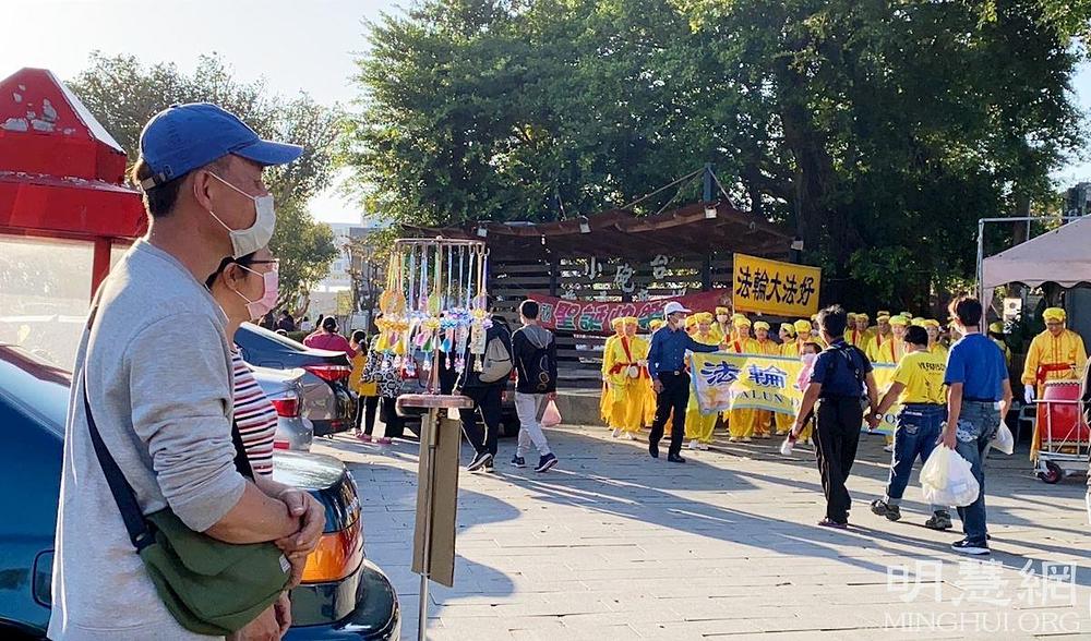 Nastup bubnjara tijekom večernje povorke privukao je brojne gledatelje.