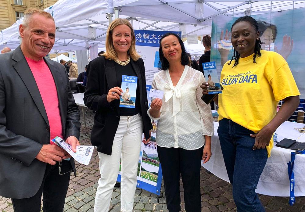 Savjetnica arondismana Violaine Hacke (druga slijeva) se zahvaljuje Falun Dafa praktikantima na njihovom doprinosu zajednici.