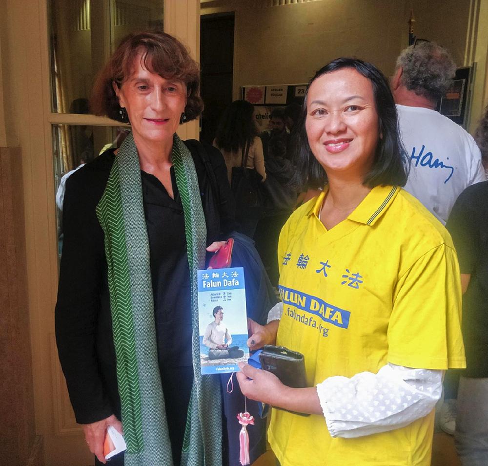 Marie-Christine Lemardeley (lijevo), zamjenica gradonačelnika Pariza, je posjetila praktikantski štand.