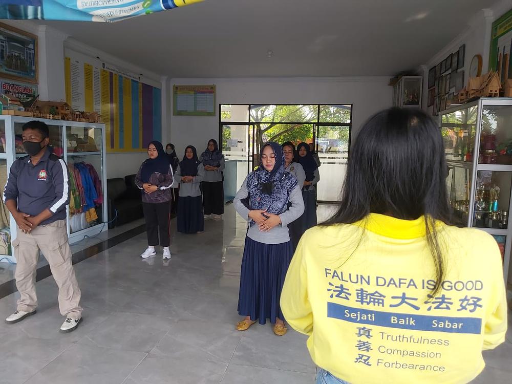 Nastavnici uče vježbe. 