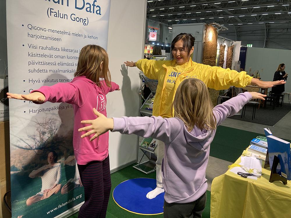 Dvije sestre uče Falun Dafa vježbe. 