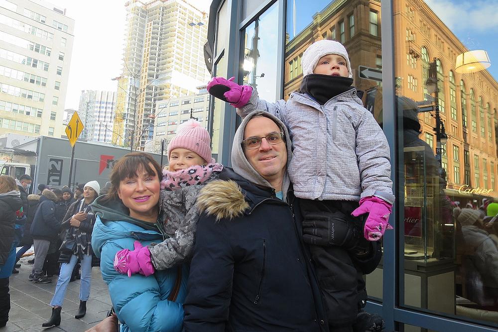 Larysa Lyubymova (lijevo) iz Ukrajine rekla je: „Hvala Tian Guo Marching Band-u što ste unijeli pozitivnu energiju u paradu.“