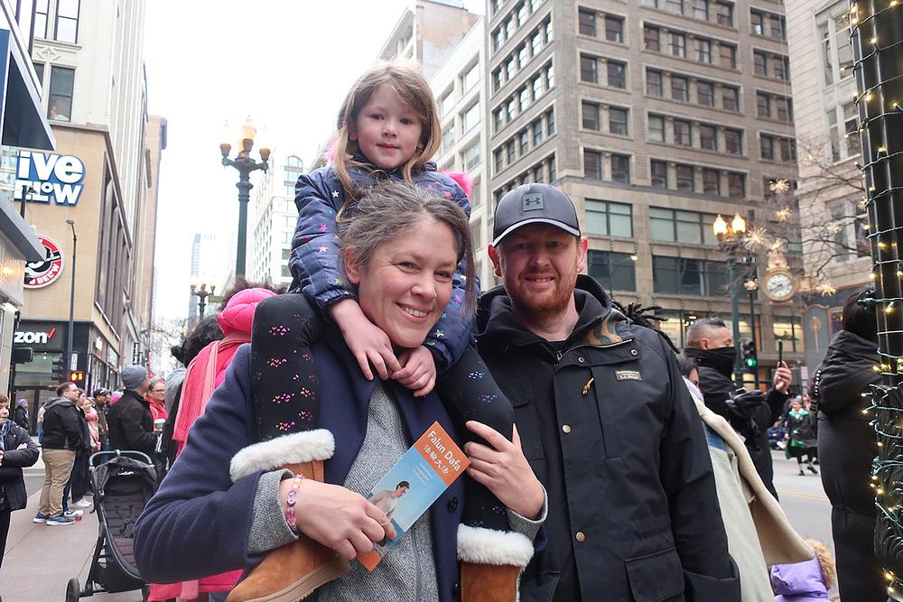 Paul Mairs i njegova supruga Lindsay i kćerka iz Buffala, New York, gledaju paradu. 