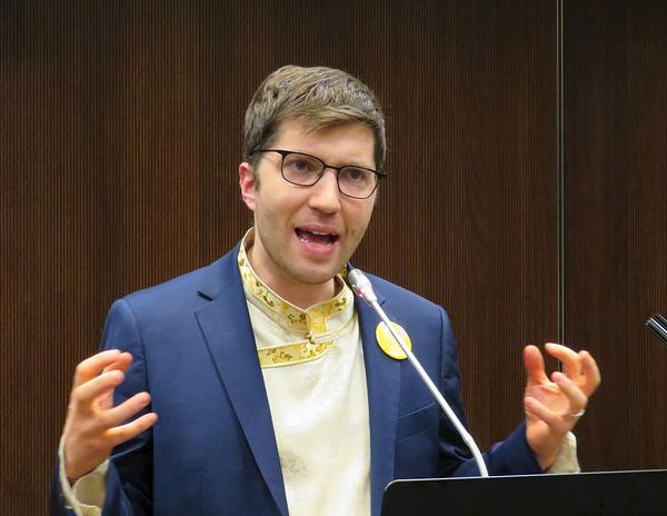 Poslanik Garnett Genuis govorio je na prijemu 4. decembra 2022. godine nakon usvajanja Zakona S-223.