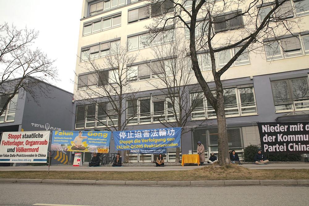 Praktikanti su 3. veljače održali prosvjed ispred kineskog konzulata u Münchenu. Održavaju aktivnosti svakog tjedna kako bi pozvali na prekid progona.