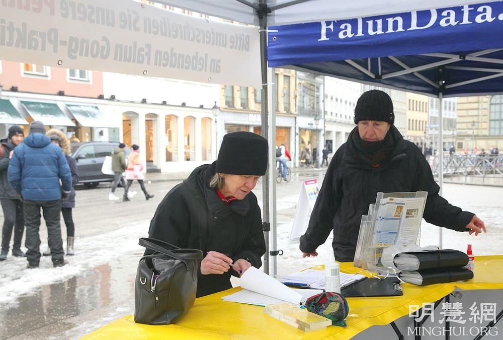 Žena potpisuje peticiju za okončanje progona