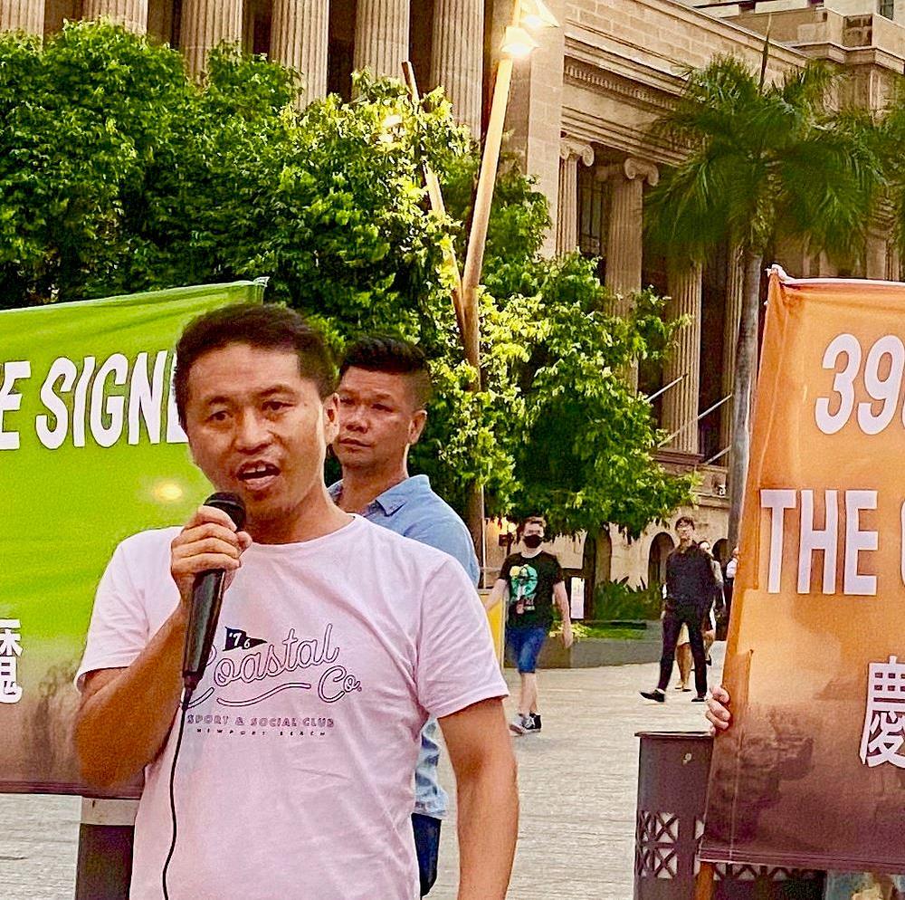 Tenzin Phuntsok Doring, član tibetanskog parlamenta, govorio je na skupu.