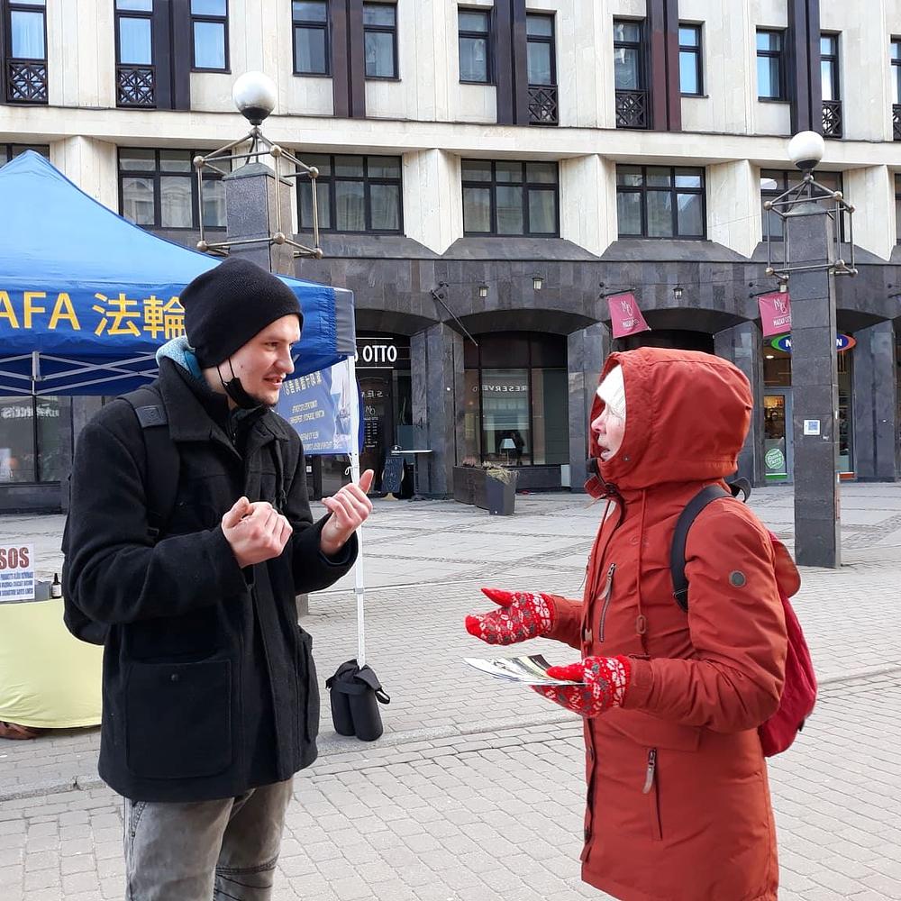 Bruno (lijevo), stao je razgovarati s praktikanticom i zatražio je više informacija.