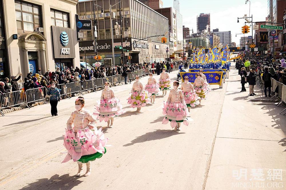 Plesna skupina Lotos. Uzdižući se iz blata s čistoćom i dostojanstvom, lotosove cvjetove često koriste kultivatori da pokažu svoju težnju da poboljšaju i pročiste svoj moralni karakter.