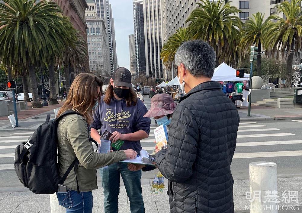 Ljudi potpisuju peticiju za podršku okončanju progona.