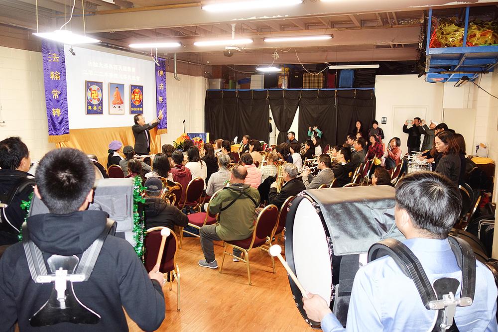 Članovi orkestra su konferenciju završili nastupom 