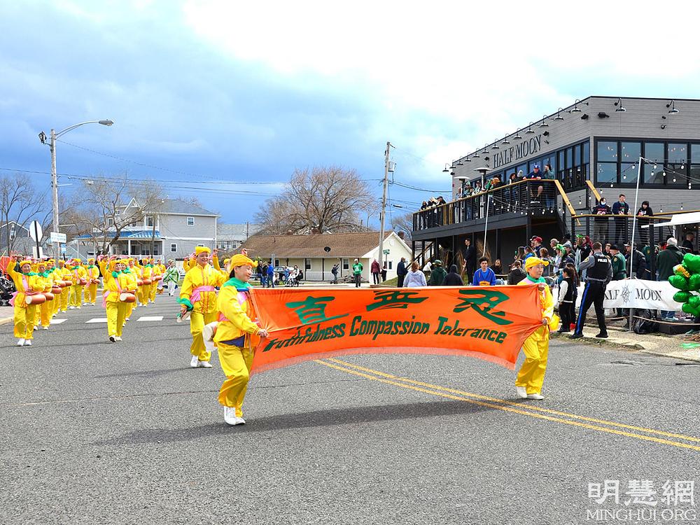 Nastup dobošarske grupe na paradi u povodu Dana Svetog Patrika u Keansburgu.
