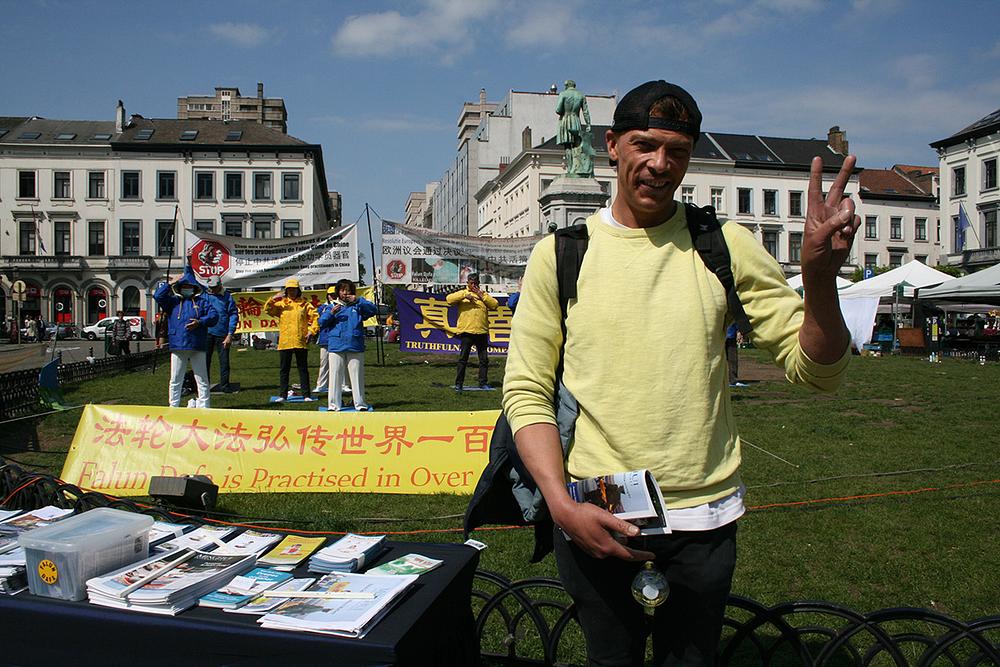 Kishory Ram, turist u Bruxellesu: „Prisilno uzimanje organa je strašno. Praktikanti jednostavno slijede principe Istinitosti, Dobrodušnosti, Tolerancije. Ljudima treba dopustiti da rade što žele; ne treba ih prisiljavati.”