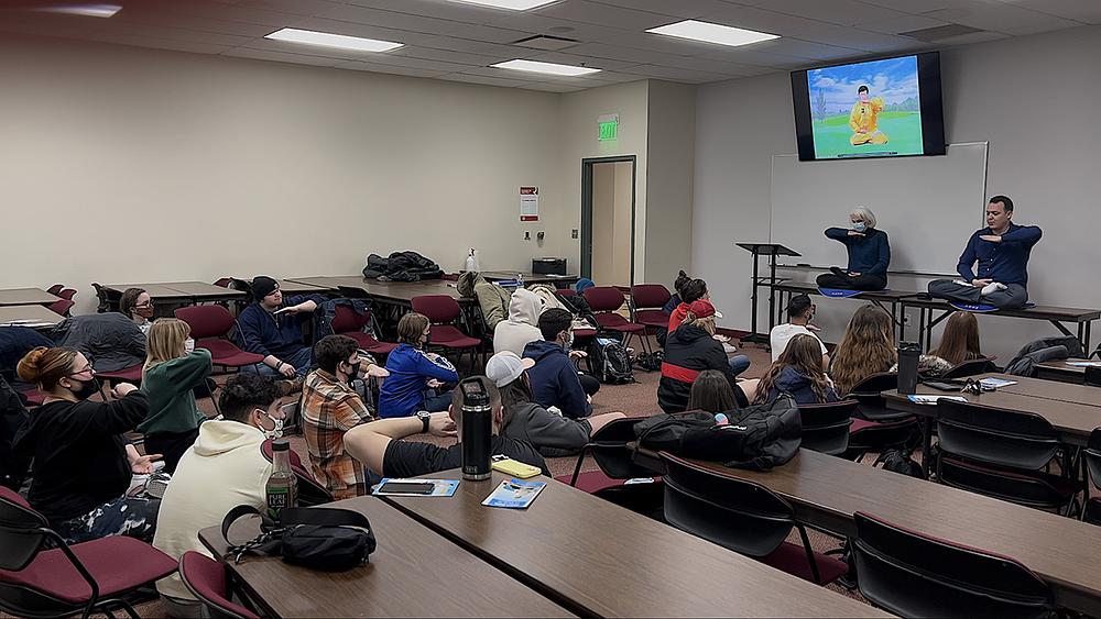 Praktikanti demonstriraju izvođenje pete vježbe, meditacije. 