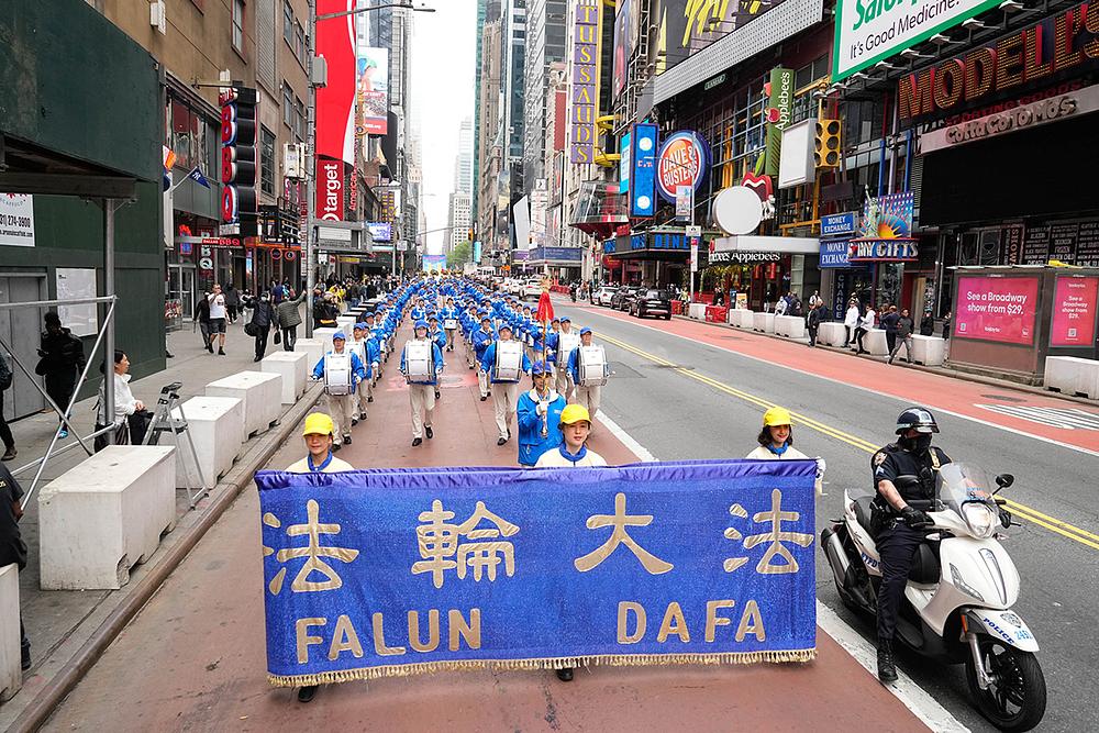 Parada Falun Dafa praktikanata u 42. ulici na Manhattanu prilikom proslave Svjetskog Falun Dafa dana, 13. svibnja 2022. 
 