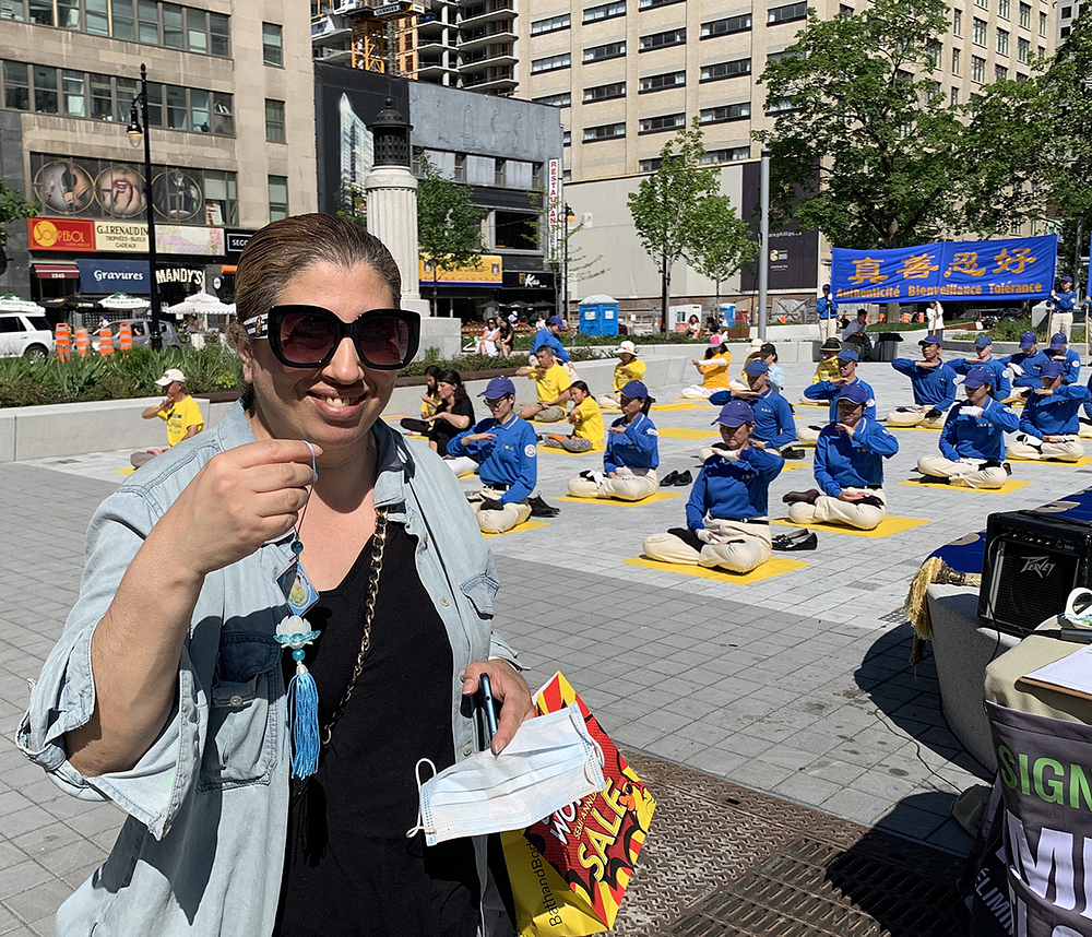 Denis, vlasnik restorana u Quebecu, rekao je da podržava praktikante u prosvjedu protiv progona.
 