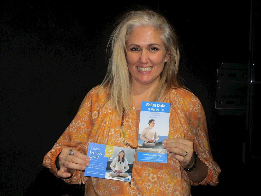  Li Kazins je srećna što je pronašla Falun Dafu na festivalu.
