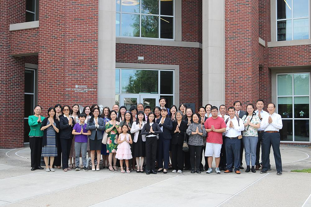 Praktikanti su nakon konferencije snimili grupnu fotografiju.