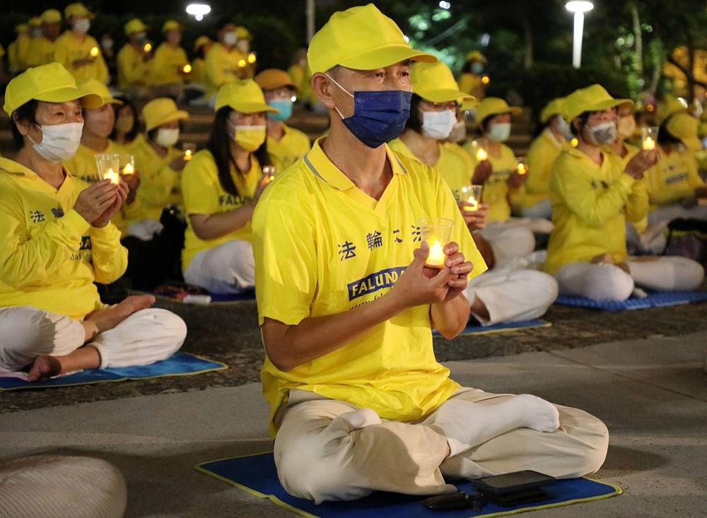 Te su večeri praktikanti održali bdijenje uz svijeće u spomen na praktikante koji su umrli u progonu.