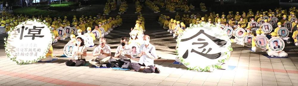 Xu Zhishun (drugi slijeva u prvom redu), glavni sekretar biroa za kulturna pitanja gradske vlade Taichunga, pridružio se praktikantima tokom bdijenja uz svijeće.