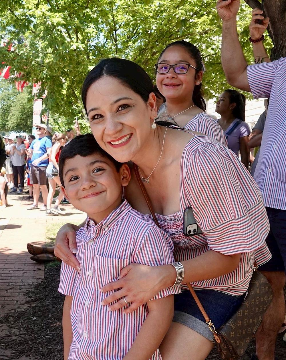 Gđa Jackie, ravnateljica škole u Teksasu, i cijela njena obitelj došli su u glavni grad proslaviti Dan neovisnosti. 