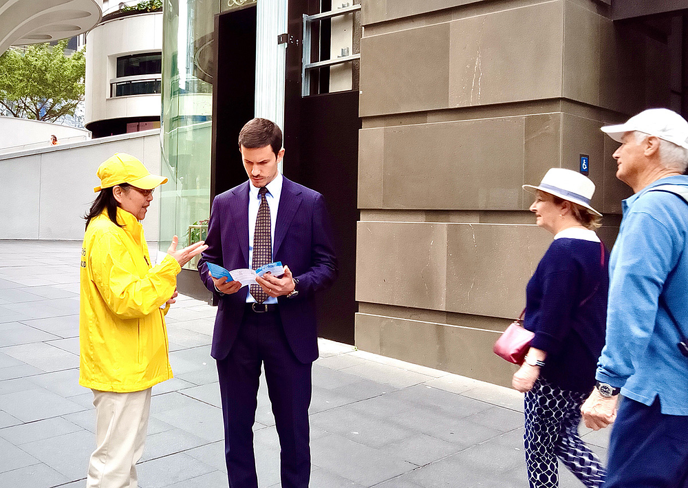 Ljudi su razgovarali sa praktikantima i potpisivali peticije da pokažu svoju podršku.