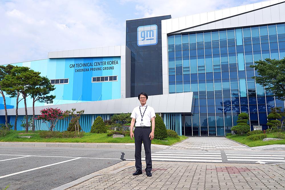 Gosp. Han Jiao-Jeon stoji ispred svoje kompanije.