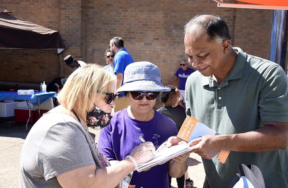Ljudi su potpisivali peticiju pozivajući na kraj brutalnosti u Kini. 