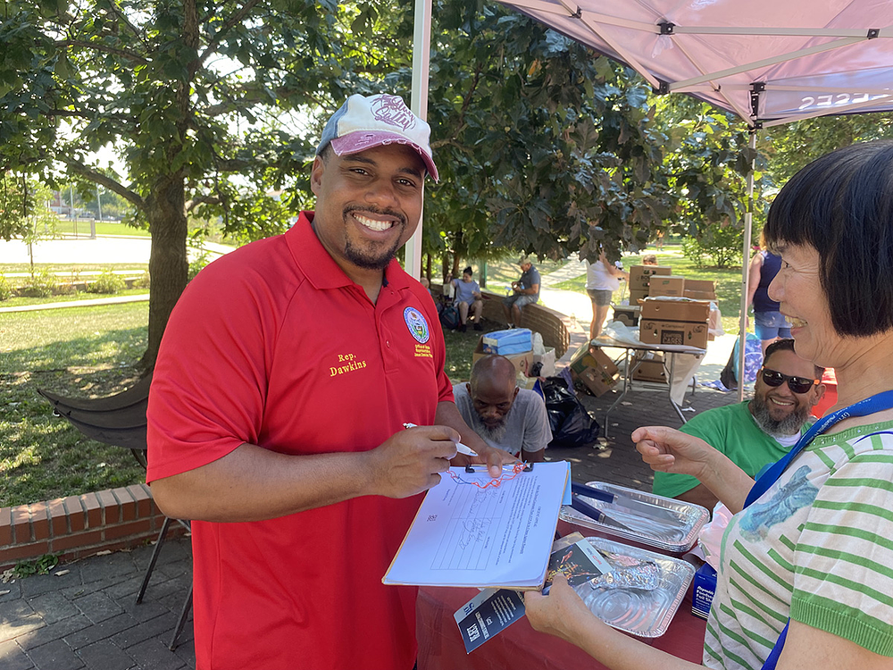 Državni zastupnik Jason Dawkins također je potpisao peticiju.