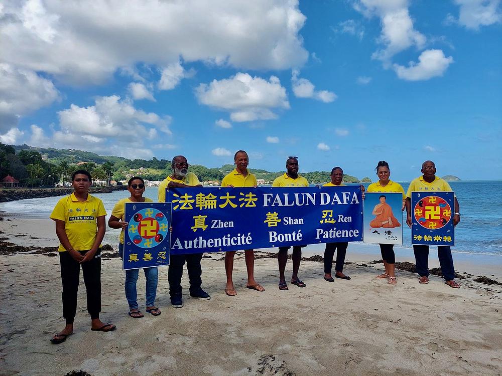  Praktikanti na Martiniku poželeli su učitelju Liju srećnu kinesku Novu godinu.
