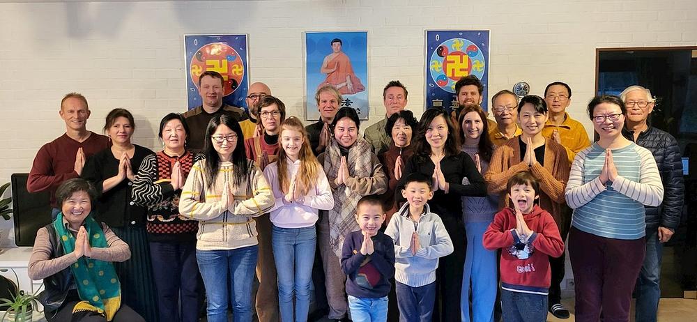 Belgijski praktikanti šalju svoje prigodne čestitke.