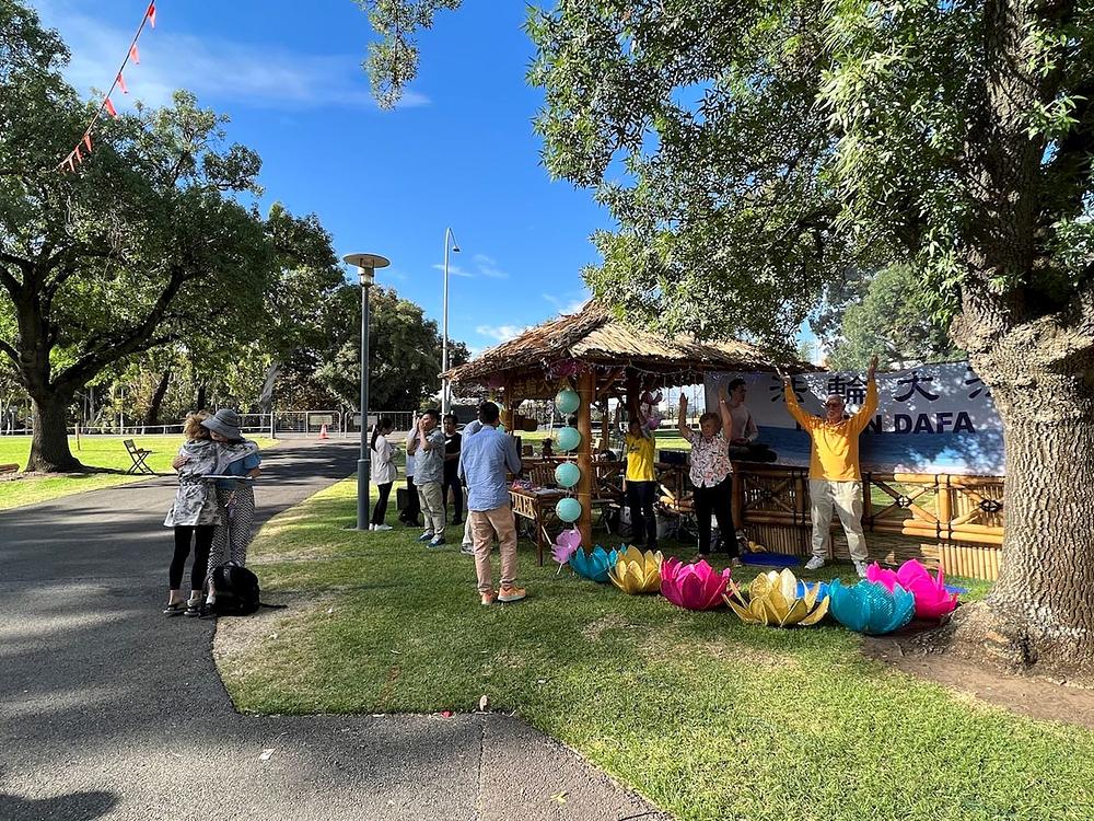 Turistkinja iz Canberre (prva lijevo) je zagrlila praktikanticu kako bi izrazila brigu i podršku.