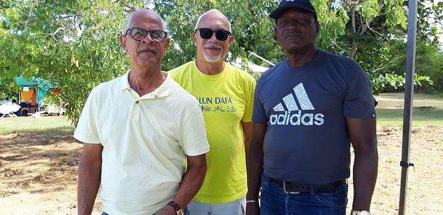 Gradonačelnik Morne-à-l’Eau Jean Bardail (desno) i njegov pomoćnik (lijevo) su se zahvalili praktikantima što su predstavili Falun Dafa u zajednici.