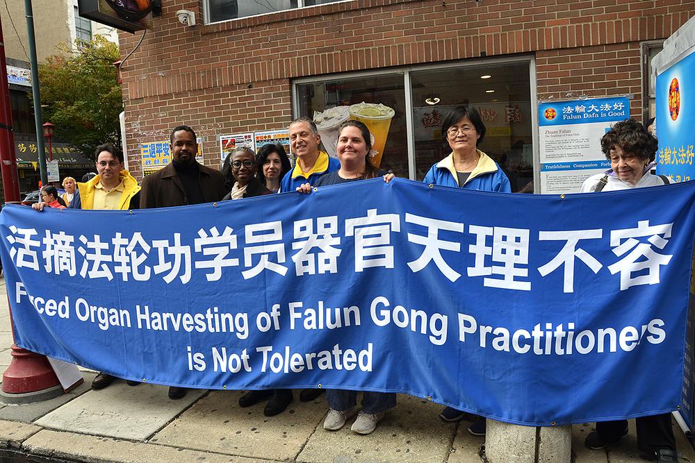 Državni senator Sharif Street (drugi slijeva) je prisustvovao manifestaciji i održao govor. 