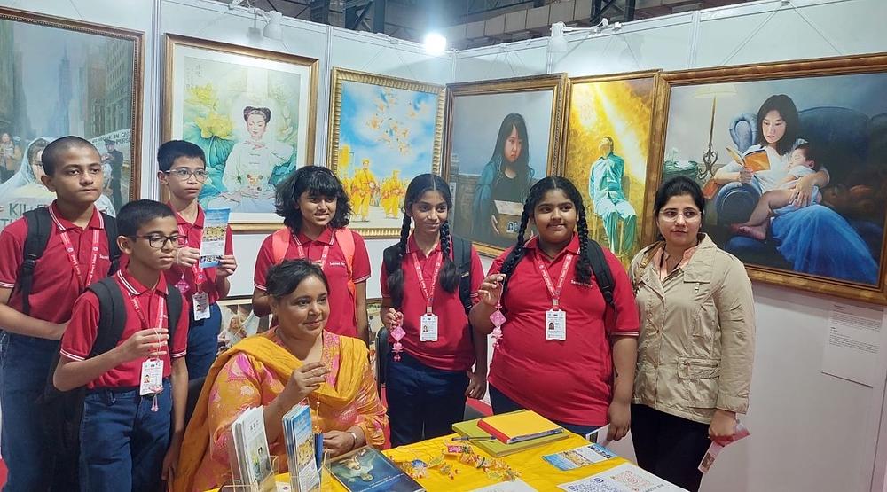 Učenici Sacred Hearta fotografiraju se na štandu Falun Dafa za uspomenu na prigodu.