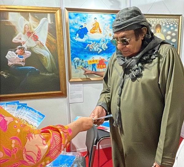 Glumački veteran Ranjeet Bedi (u sredini) prihvaća letak od praktikanata