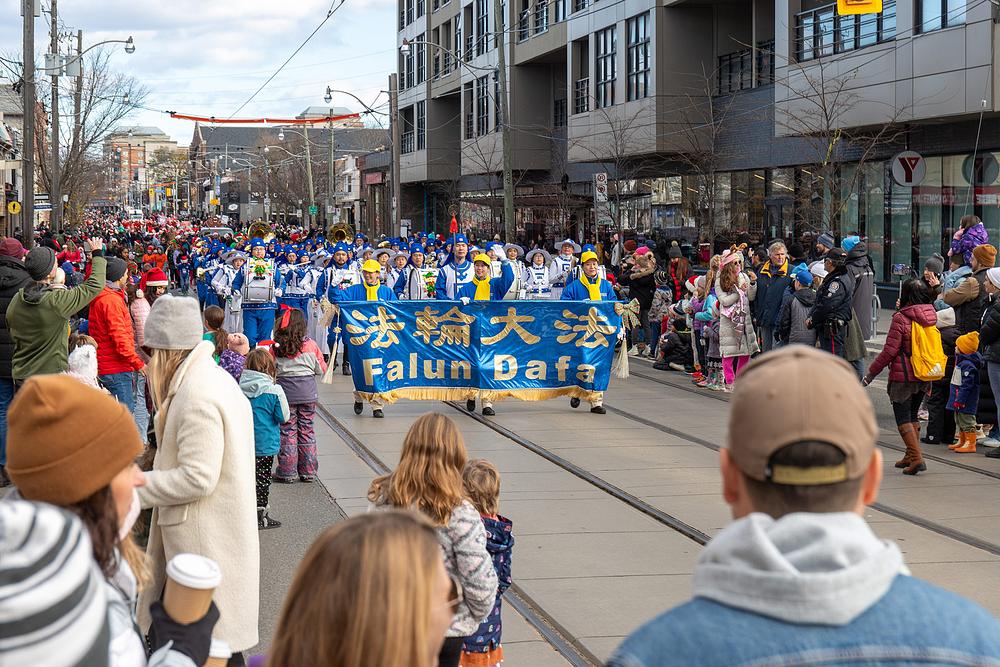 Parada Djeda Božićnjaka na plažama, u Torontu u 13 sati 19. studenog 2023.