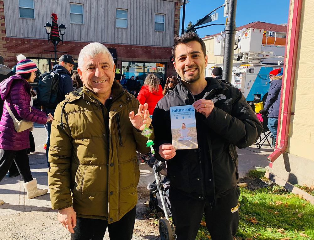 Eddie (desno) i njegov otac uživali su u nastupu Tian Guo Marching Banda.