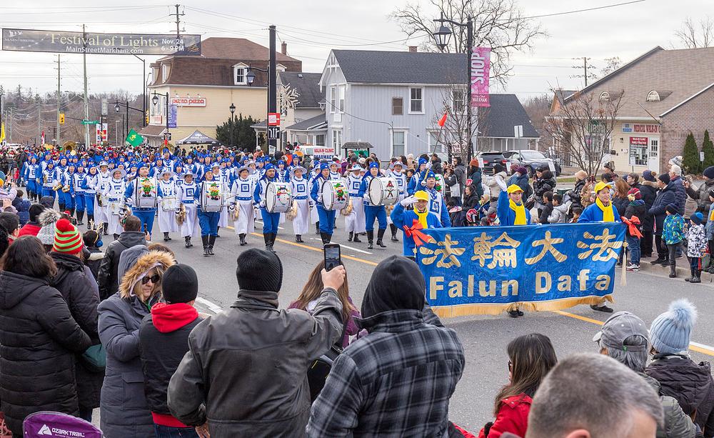 Tian Guo Marching Band je učestvovao u Djeda Mrazovoj paradi u Markhamu.