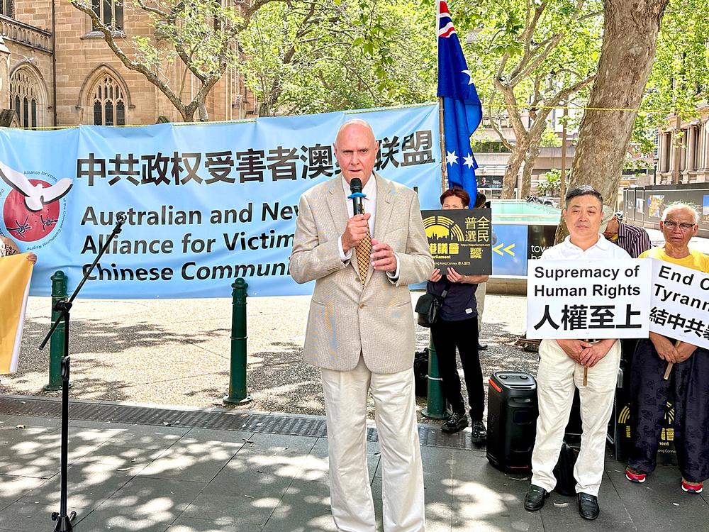 **G. John Deller, glasnogovornik Falun Dafa udruge Australije, govori na skupu**